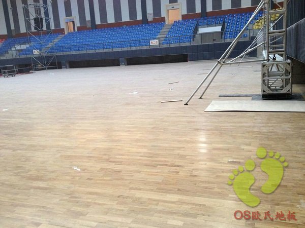 璧山中學(xué)運(yùn)動(dòng)木地板鋪設(shè)